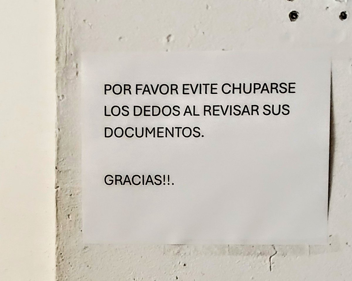 roblesmaloof's tweet photo. Es posible que el funcionario que puso este letrero piensa en la salud del beneficiario pero más seguro, es que le da asco

Eso sí con sus dos signos de exclamación y su punto. https://t.co/I7mSv1zjkF