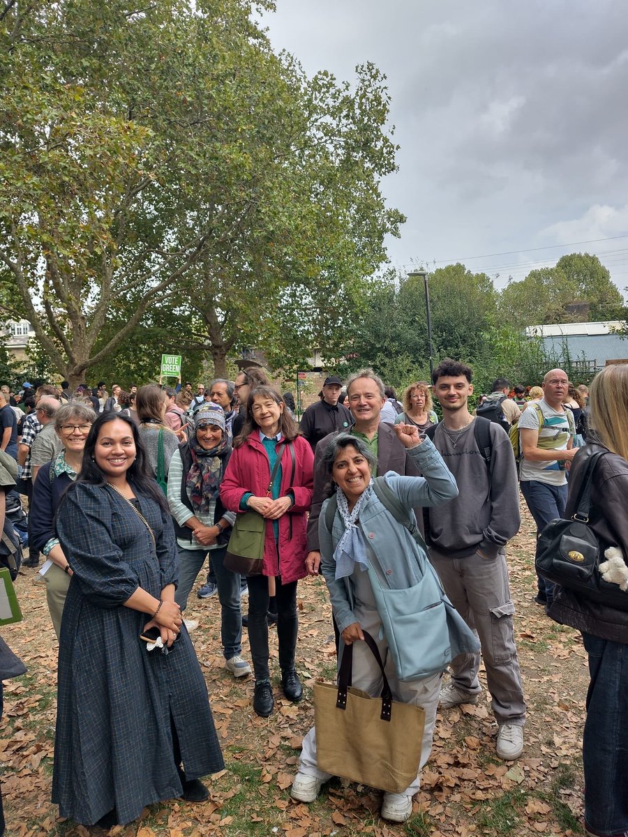 LeicsGreenParty's tweet photo. #LeicesterGreenParty members were in London today, supporting #Zack and door knocking th hear about issues and get him #elected!! We can do this !! https://t.co/jS9JctG6MZ