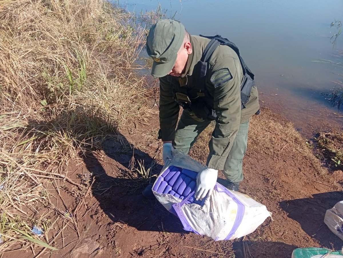 EstaPasando_ok's tweet photo. 🚤 Cruzaron 800 kilos de marihuana a remo desde Paraguay; Gendarmería los esperaba en Misiones.

https://t.co/8hn5cJuSvy