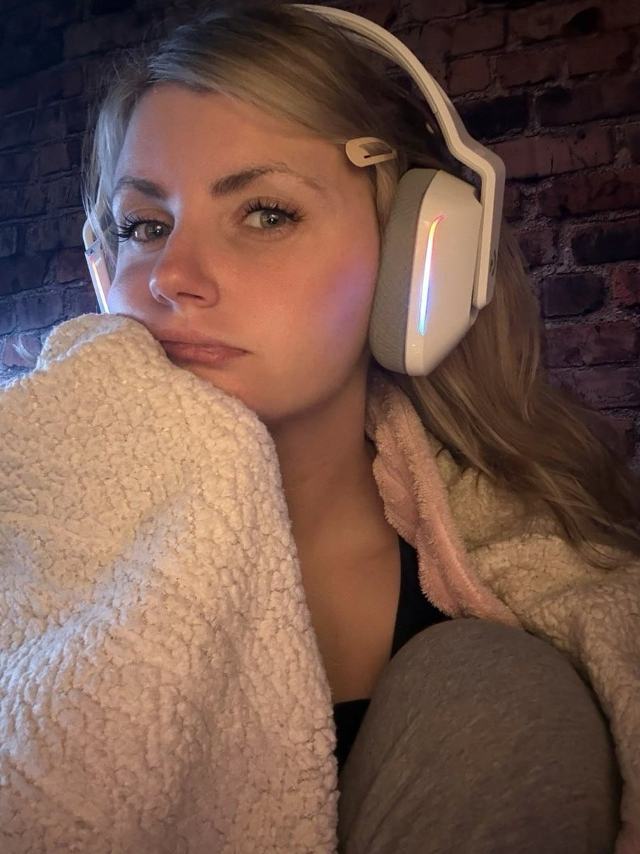 Gun19TM's tweet photo. My social circle is a bit small, so I’m here to try my luck. I value honest communication and hate fake niceties. We can share food and stories when free, and live our own lives when busy. Sincerity for sincerity. https://t.co/fsRUsAIX54