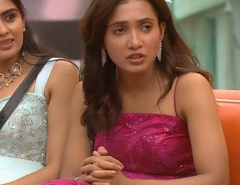 hina_khanfc1's tweet photo. Asiya 😍🩷 #Asiya #Bbk13 https://t.co/lgBnC5Koe9