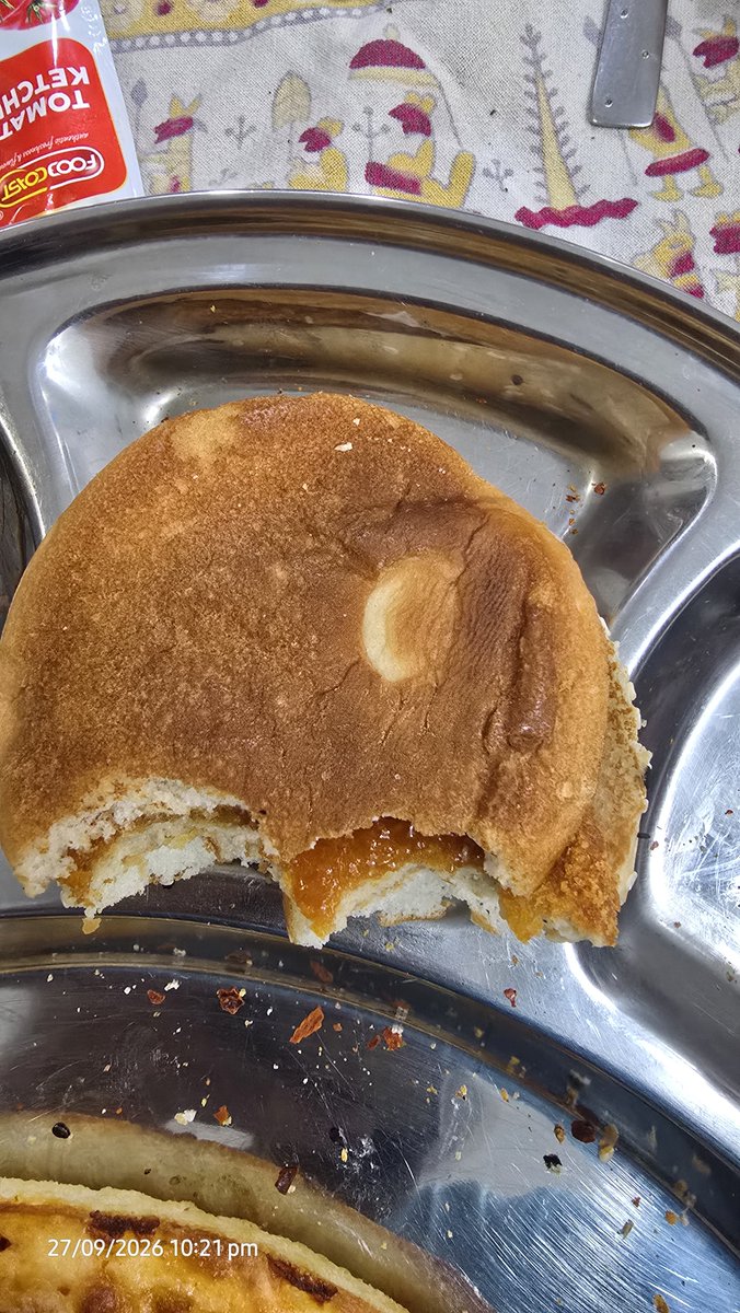 therajarora's tweet photo. @BurgerKing @BurgerKingBR 
Pathetic 
So much worst... quality so low had to throw in dustbin.  

Restored faith in @McDonalds

@fssaiindia
@Tukaram_IndIAS https://t.co/pXmkm84uG9