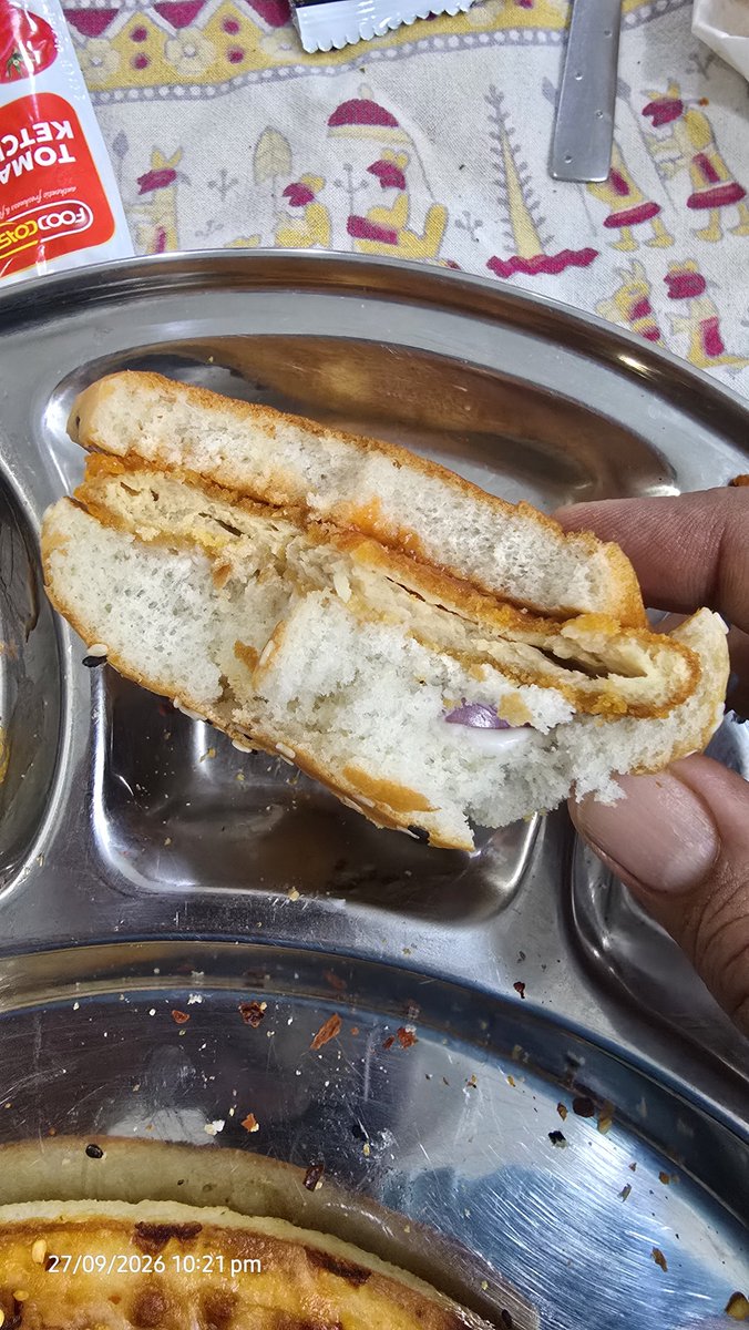 therajarora's tweet photo. @BurgerKing @BurgerKingBR 
Pathetic 
So much worst... quality so low had to throw in dustbin.  

Restored faith in @McDonalds

@fssaiindia
@Tukaram_IndIAS https://t.co/pXmkm84uG9