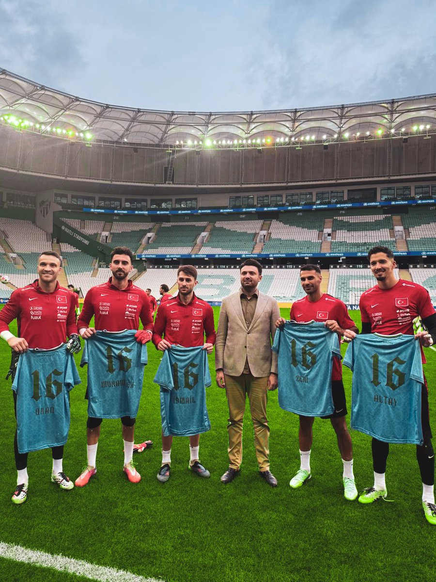BursasporSk's tweet photo. Başkanımız Enes Çelik, yarın Atatürk Spor Kompleksi Matlı Stadyumu’nda İtalya ile karşılaşacak olan A Milli Takımımızın antrenmanını ziyaret etti. 

A Milli takımımızın Teknik Direktörü Vincenzo Montella ve Takım Kaptanı Merih Demiral’a çiçek takdim eden Başkanımız, altyapımızdan yetişen Milli Futbolcularımız Altay Bayındır, İsmail Yüksek, Zeki Çelik, Okan Kocuk ve Muhammed Şengezer’e Fetih formamızı hediye etti.