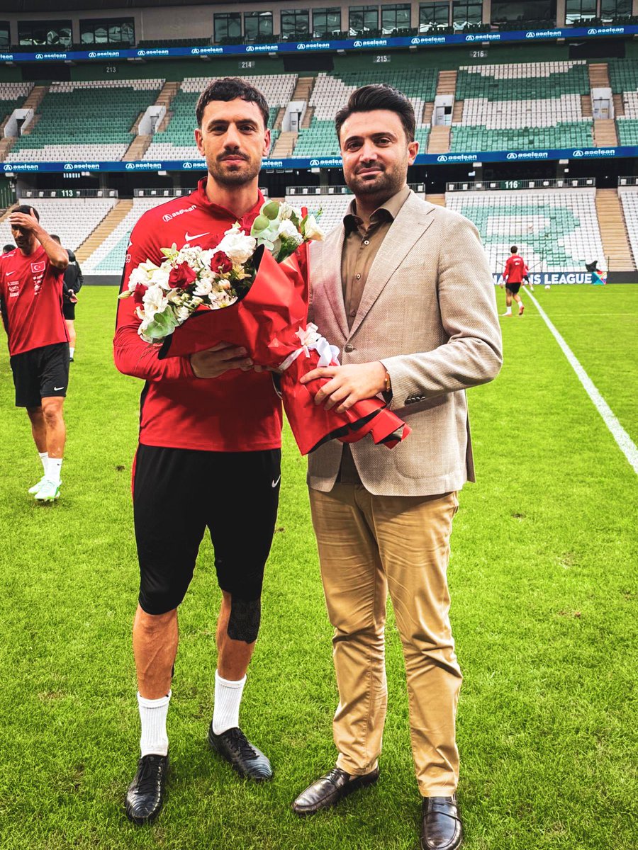 BursasporSk's tweet photo. Başkanımız Enes Çelik, yarın Atatürk Spor Kompleksi Matlı Stadyumu’nda İtalya ile karşılaşacak olan A Milli Takımımızın antrenmanını ziyaret etti. 

A Milli takımımızın Teknik Direktörü Vincenzo Montella ve Takım Kaptanı Merih Demiral’a çiçek takdim eden Başkanımız, altyapımızdan yetişen Milli Futbolcularımız Altay Bayındır, İsmail Yüksek, Zeki Çelik, Okan Kocuk ve Muhammed Şengezer’e Fetih formamızı hediye etti.