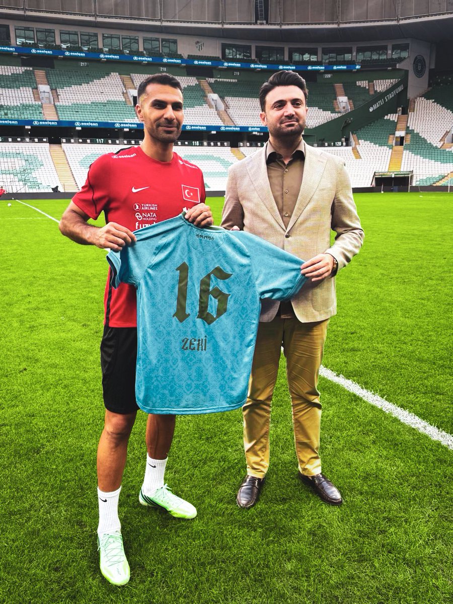 BursasporSk's tweet photo. Başkanımız Enes Çelik, yarın Atatürk Spor Kompleksi Matlı Stadyumu’nda İtalya ile karşılaşacak olan A Milli Takımımızın antrenmanını ziyaret etti. 

A Milli takımımızın Teknik Direktörü Vincenzo Montella ve Takım Kaptanı Merih Demiral’a çiçek takdim eden Başkanımız, altyapımızdan yetişen Milli Futbolcularımız Altay Bayındır, İsmail Yüksek, Zeki Çelik, Okan Kocuk ve Muhammed Şengezer’e Fetih formamızı hediye etti.