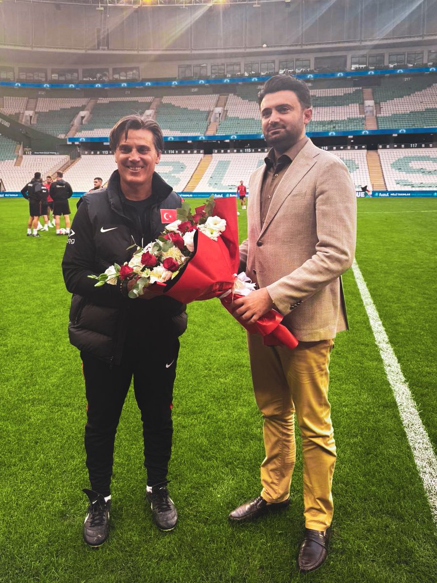 BursasporSk's tweet photo. Başkanımız Enes Çelik, yarın Atatürk Spor Kompleksi Matlı Stadyumu’nda İtalya ile karşılaşacak olan A Milli Takımımızın antrenmanını ziyaret etti. 

A Milli takımımızın Teknik Direktörü Vincenzo Montella ve Takım Kaptanı Merih Demiral’a çiçek takdim eden Başkanımız, altyapımızdan yetişen Milli Futbolcularımız Altay Bayındır, İsmail Yüksek, Zeki Çelik, Okan Kocuk ve Muhammed Şengezer’e Fetih formamızı hediye etti.