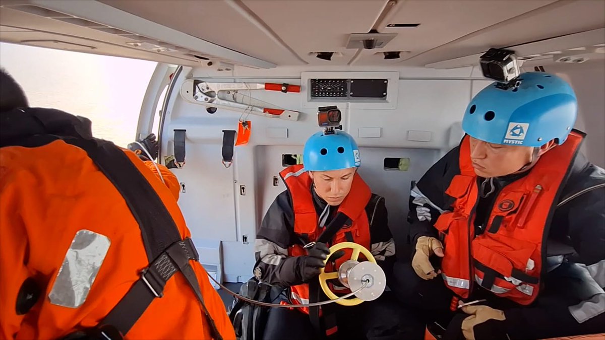 EstaPasando_ok's tweet photo. 🚁 Prefectura rescató con canasta a un marinero descompensado mar adentro.

https://t.co/0JPGE4AW6J