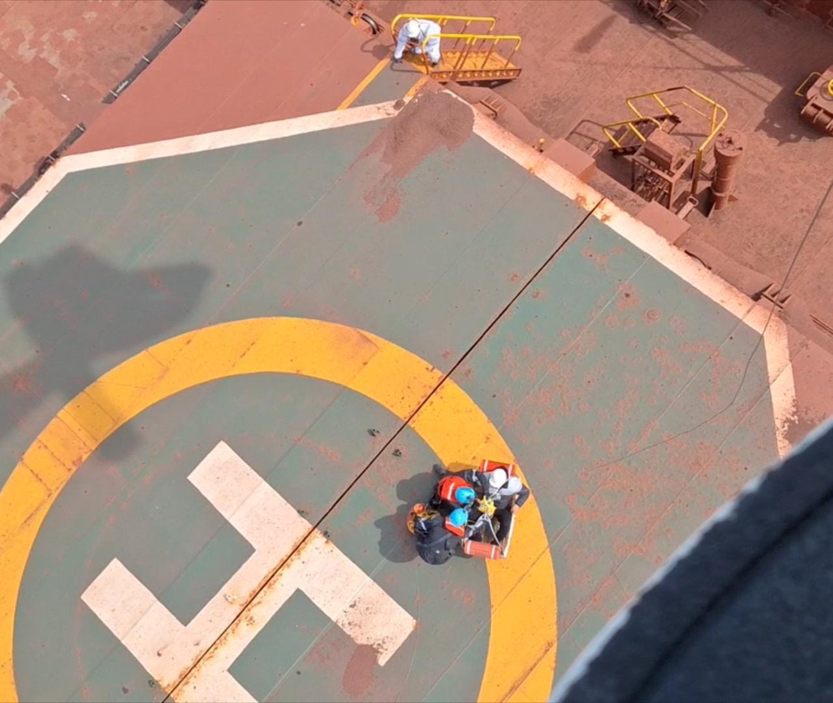 EstaPasando_ok's tweet photo. 🚁 Prefectura rescató con canasta a un marinero descompensado mar adentro.

https://t.co/0JPGE4AW6J