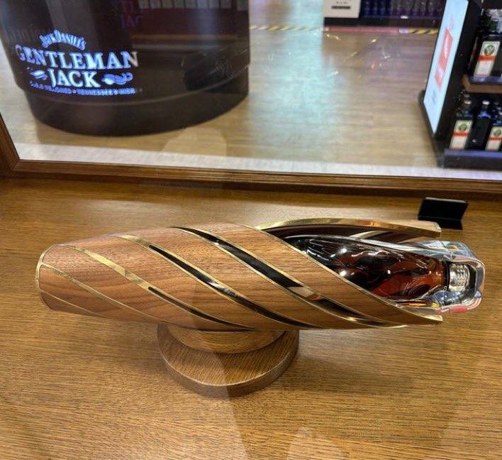 metropolmedya_'s tweet photo. Ali Koç’un açık arttırmadan aldığı viski. (Magazin Tube) 

* Macallan Horizon
* ⁠Satış fiyatı 44.500€
* ⁠2.488.373₺ https://t.co/K0w1Oz5Xdc