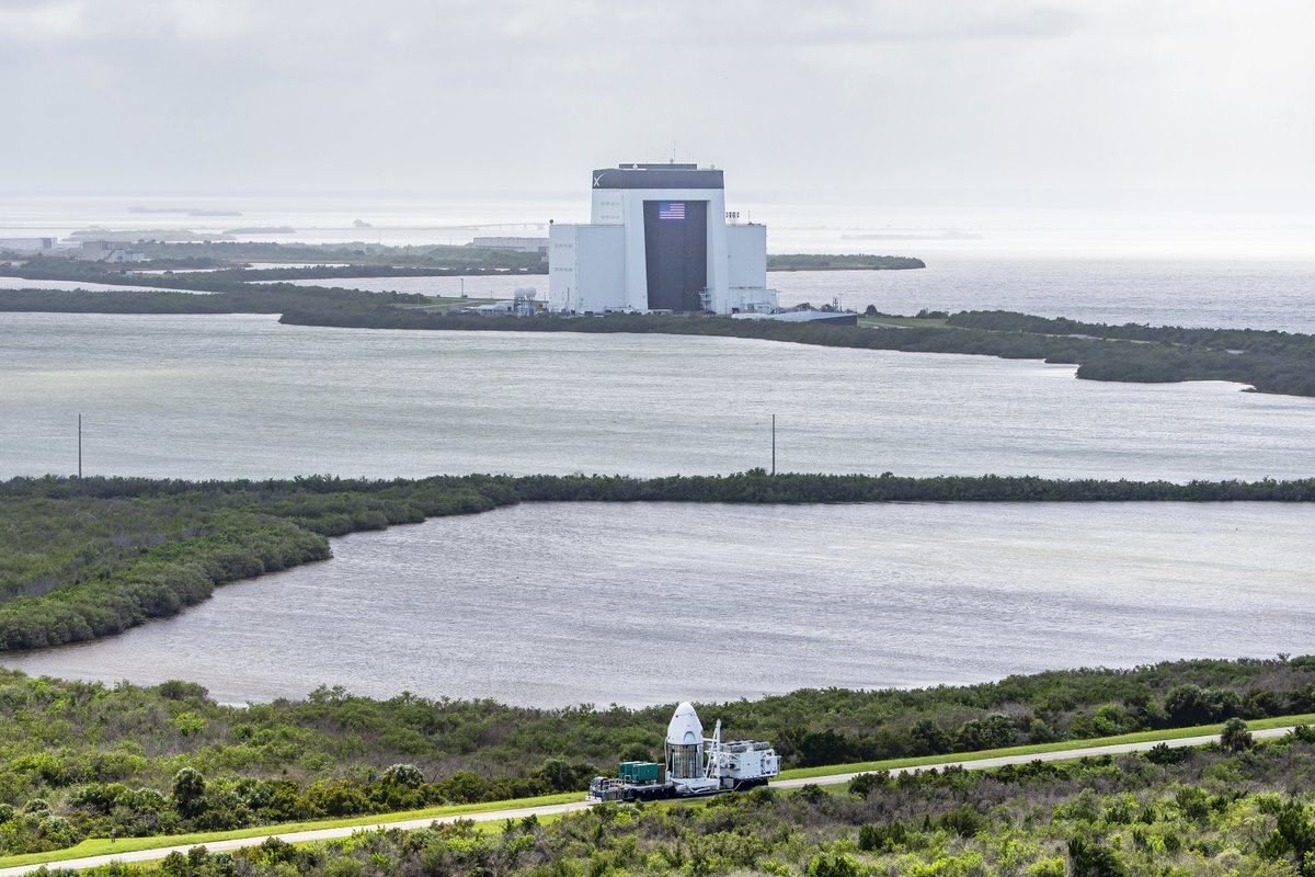 tuu3tx's tweet photo. Dragon arrives at pad 40 ahead of the upcoming Crew-13 launch to the. https://t.co/gRCP7BsYDK