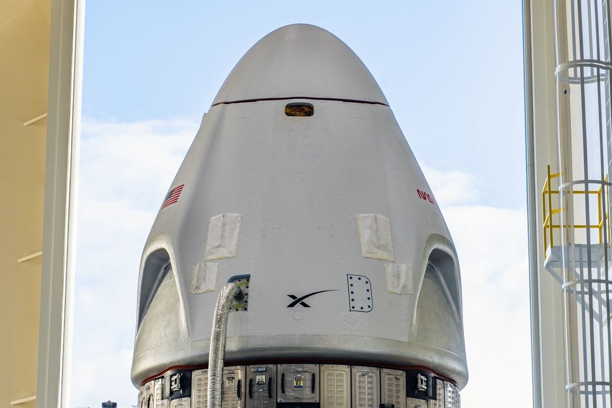 tuu3tx's tweet photo. Dragon arrives at pad 40 ahead of the upcoming Crew-13 launch to the. https://t.co/gRCP7BsYDK