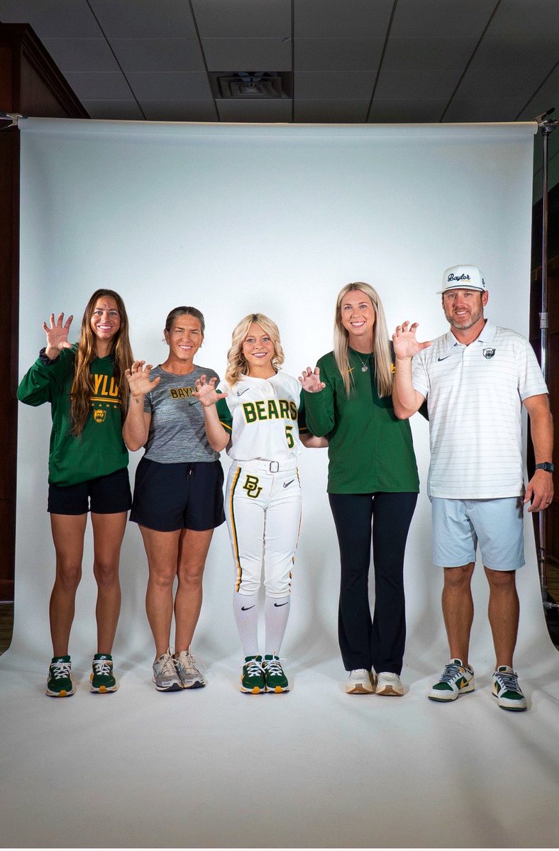 KrimsonCalhoun2's tweet photo. Sic ’Em, I’m home!!🐻💛💚

@BaylorSoftball @MojoPardue @CliffWhite123 @DiamondAddicts @LineDsoftball @THSoftball_ @BUMoore @CoachBradF @coach_diaz22 @CoachJenFuller @prespilon @SoftbalAmerica @BradyVernon @THEWOWSB https://t.co/52UCfkpZLu