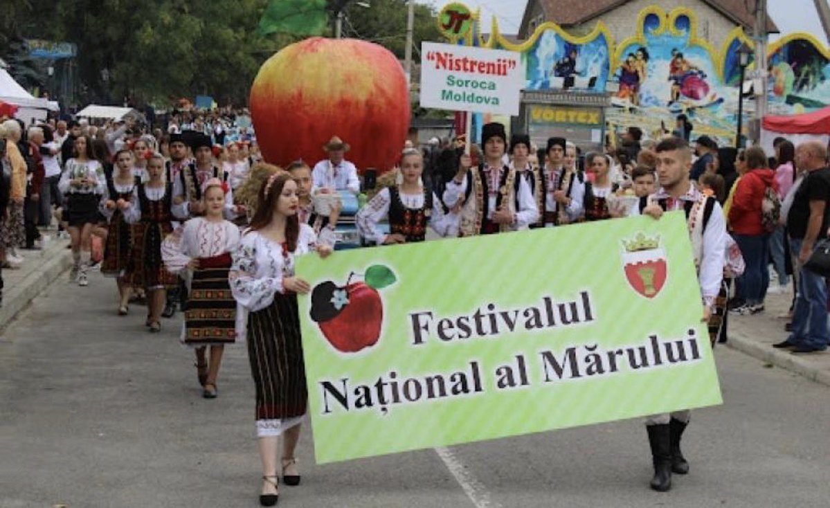 Mariaxfin's tweet photo. Română:
„Pe 29 septembrie, Moldova sărbătorește Festivalul Mărului — o zi dedicată merelor, tradițiilor locale și atmosferei de toamnă.” 

🍎 Toamna are gust de Moldova!

#Moldova #FestivalulMarului #AppleFestival https://t.co/kBnqjKHajw