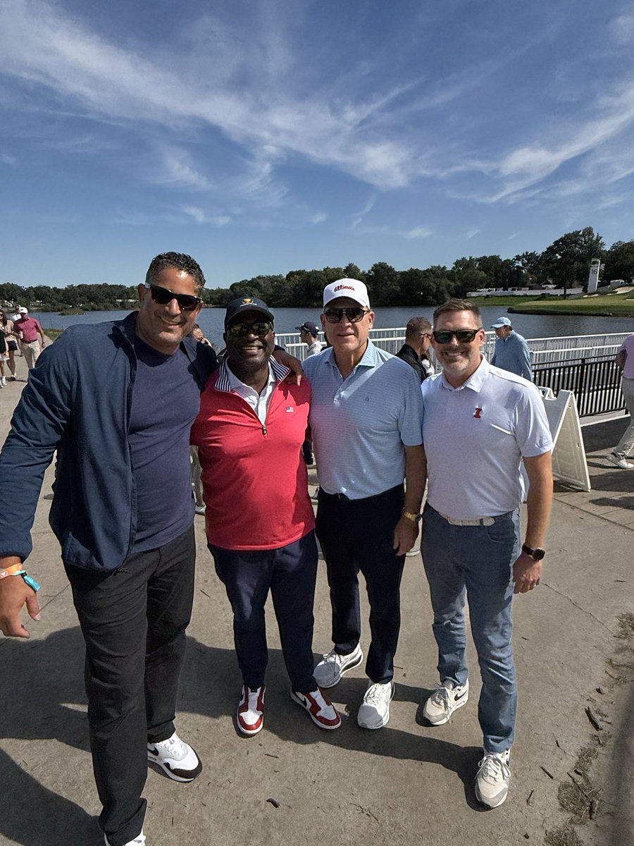 RB_FirstTeeChi's tweet photo. Some red, white, orange &amp; blue at @MedinahCC. Great running into @CoachUnderwood, @CoachOantigua &amp; @IlliniBRuss at the @PresidentsCup. 🧡💙🇺🇸🏆@FirstTeeChicago @IlliniMBB https://t.co/5vWiF7iBIr