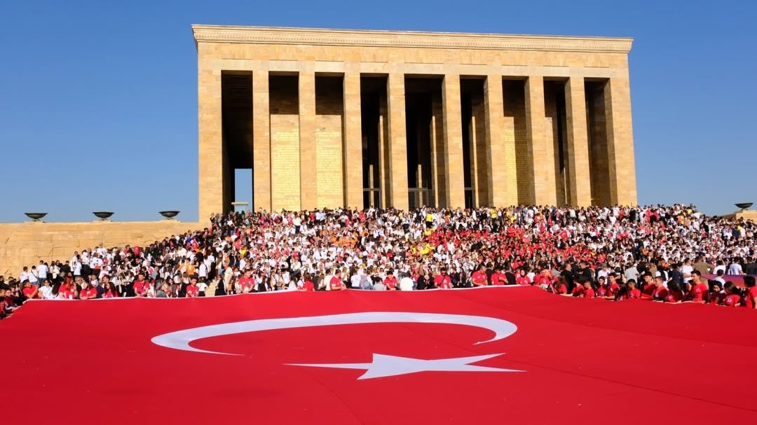 dnzlml's tweet photo. Bir kez daha!
Ülkenin dört bir yanından Ata’nın huzuruna… 🤍

#3EkimdeLÖSEVleAnıtkabirde 
@losev1998 https://t.co/0uynv45TFW
