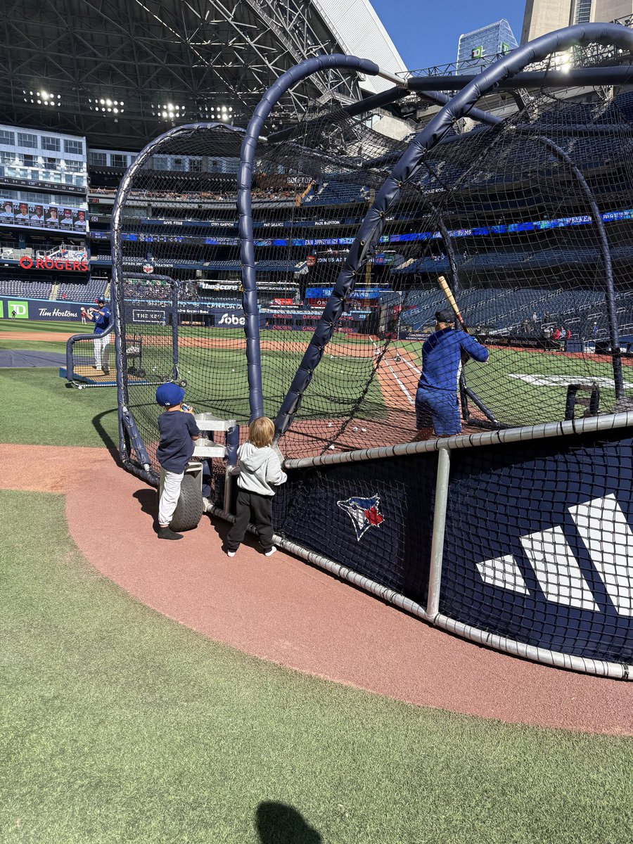 DannySpxp's tweet photo. The Springer boys watching Daddy take BP. https://t.co/cEmdXPxMGp