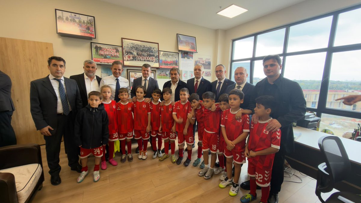 oktayilmaz18's tweet photo. Gençlik ve spor bakanımız Sn @OA_BAK ‘o bugün Esenler’de misafir ettik.

Gençler ve çocuklar ile futbol oynayan bakanımız gönüllere taht kurdu.

Esenler teşkilatı olarak Sn bakanımıza şükranlarımızı sunuyoruz. https://t.co/ji3kxMl4xN