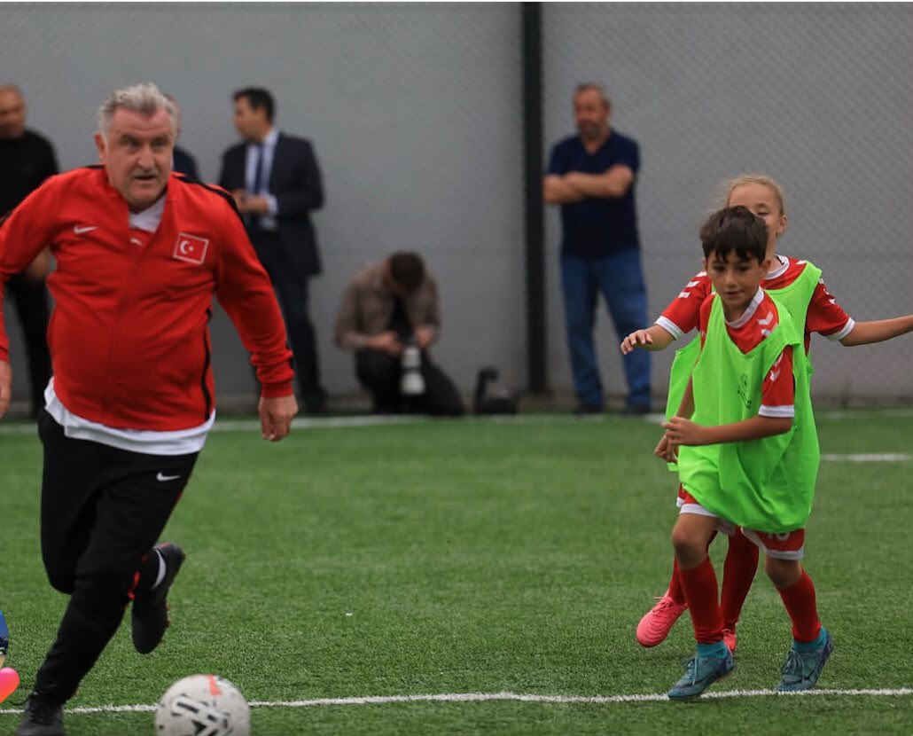 oktayilmaz18's tweet photo. Gençlik ve spor bakanımız Sn @OA_BAK ‘o bugün Esenler’de misafir ettik.

Gençler ve çocuklar ile futbol oynayan bakanımız gönüllere taht kurdu.

Esenler teşkilatı olarak Sn bakanımıza şükranlarımızı sunuyoruz. https://t.co/ji3kxMl4xN