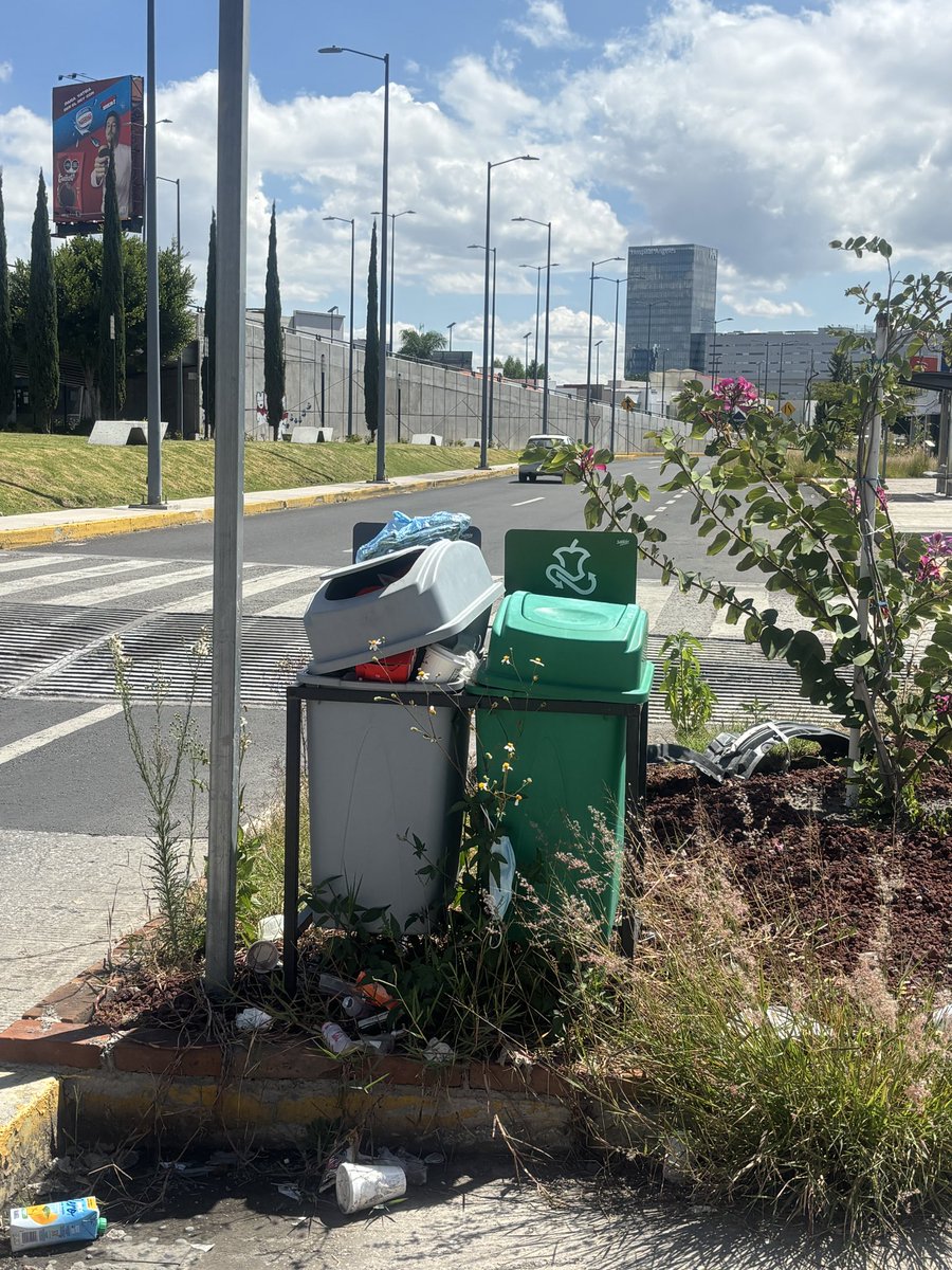 informativo217's tweet photo. 🚯 || En la #Puebla sucia.
Así lucen los contenedores de #basura afuera del #CCU #BUAP, en Cúmulo de Virgo https://t.co/hy2dw6rkGj