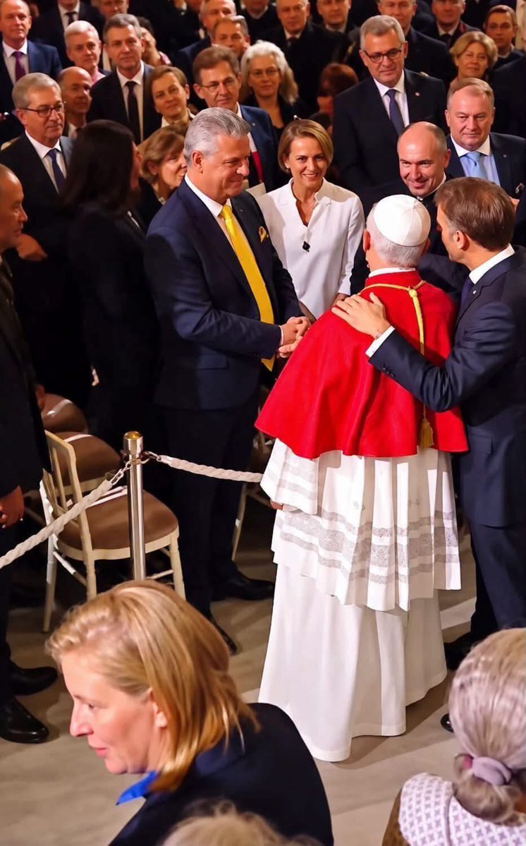 GilbertCollard's tweet photo. Il faut l'éduquer ! Le pape n'est pas un pote... https://t.co/kVQPTpnMgy