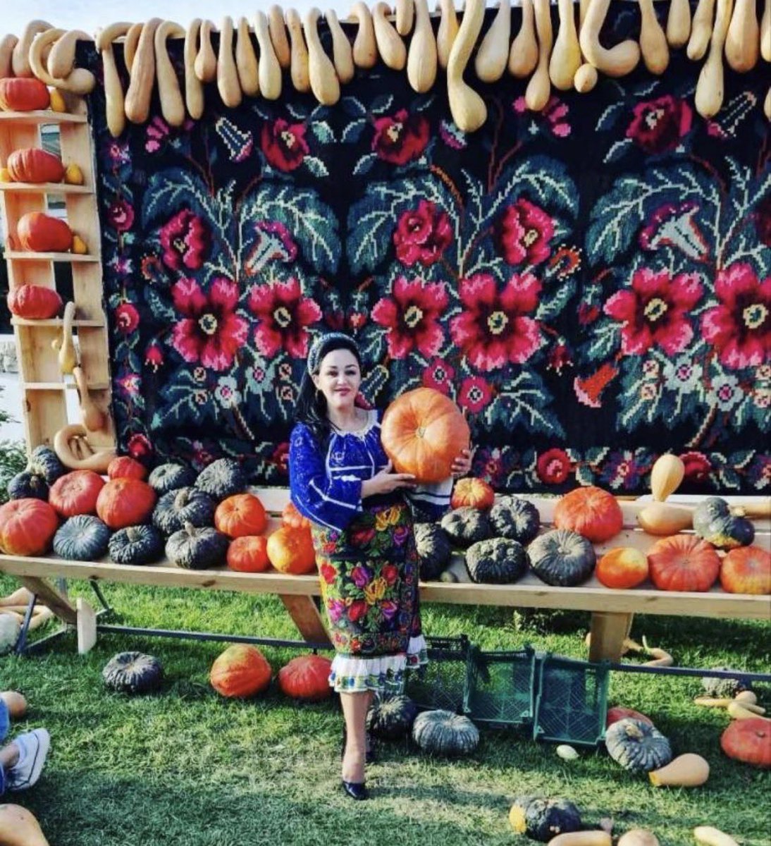 sofia150062's tweet photo. Toamna în Moldova vine cu dovleci, produse locale și multă voie bună. BOSTANIADA are loc în acest weekend, pe 26 și 27 septembrie.” 

Așa arată toamna moldovenească 🎃🍂

#Moldova #Bostaniada #Toamna #Traditii #Moldova2026 https://t.co/n6y3DtDWdC