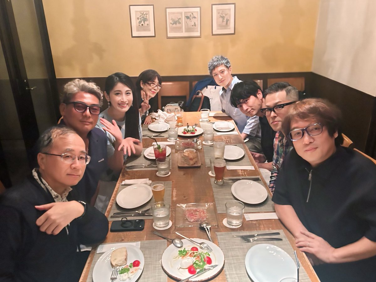 hasebehitomi's tweet photo. ウルトラマンマックスのスタッフキャスト陣で集まりヒジカタ隊長役・宍戸開さんの還暦をお祝いをさせていただきました！

思い出話や裏話が飛び交い驚きと笑いで大盛り上がり！
私たちにとっては、永遠に頼れるヒジカタ隊長です✨

開さん、おめでとうございます🎉

#ウルトラマンマックス https://t.co/ym9OkQFGyc