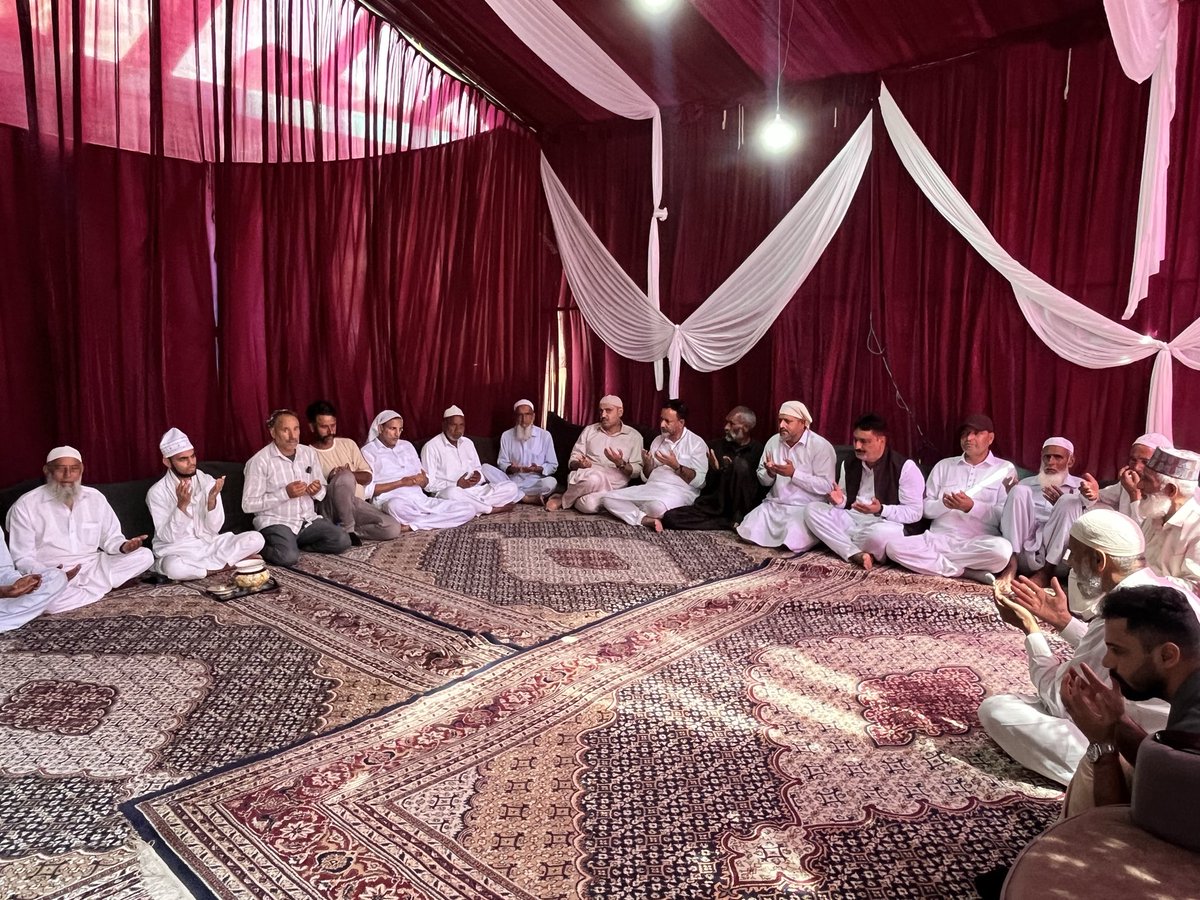 chzulfkarali's tweet photo. Visited #Nadina_Darhal to Condole the demise of Late Chowdhary Gh Qadir sb father of SSP Shamsheer Sahab. Expressed my solidarity with the breaved family https://t.co/6KiFwlM2Zn