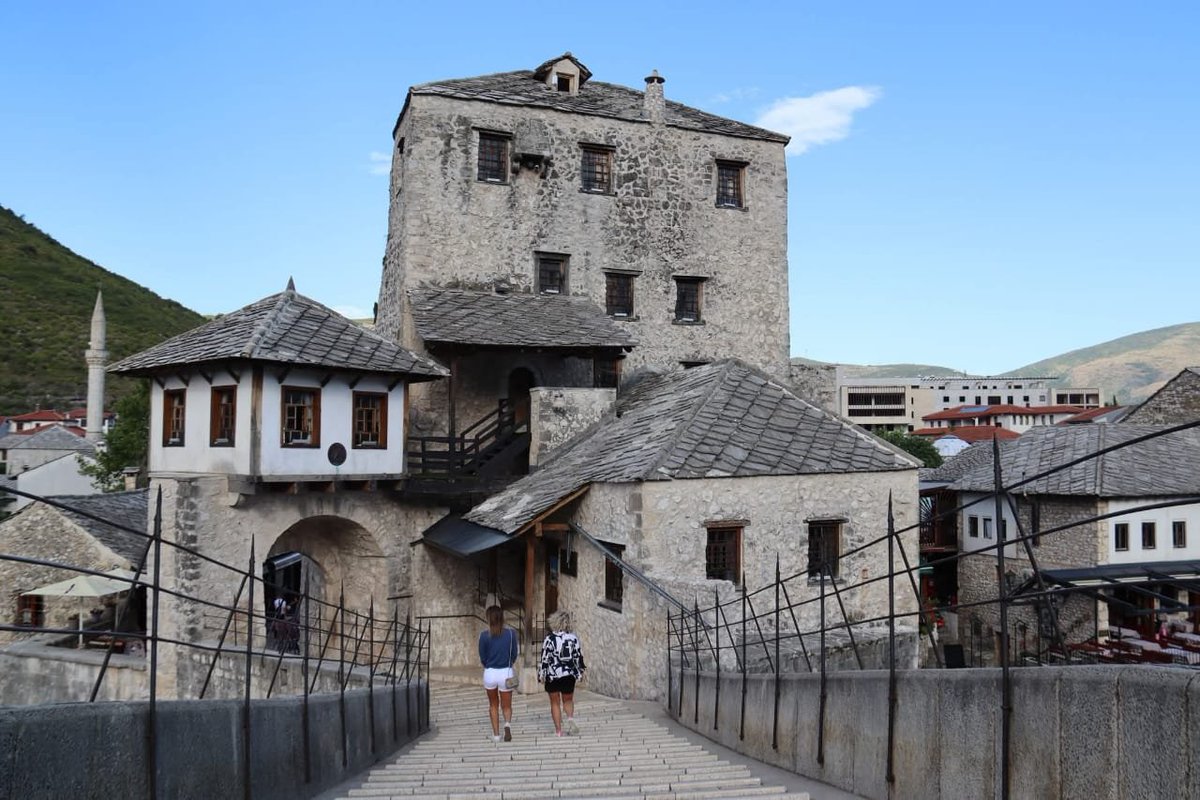 wahaot's tweet photo. Kamen, svjetlost i historija. 🏛️✨ Mostar je jednako čaroban i pod suncem i pod noćnim svjetiljkama. 🇧🇦
​#Mostar #StariMost #Hercegovina https://t.co/J6R8rwRmV4