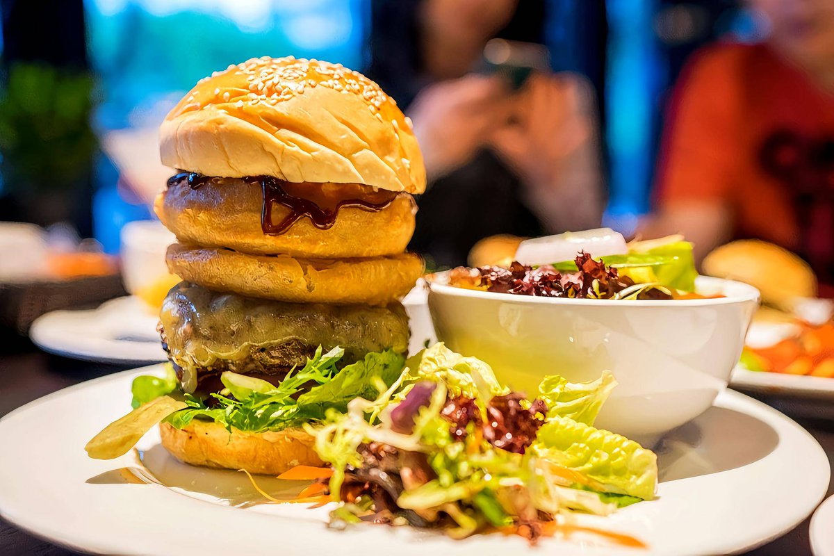 TiannaTrick's tweet photo. Una explosión de sabor en cada bocado! La nueva hamburguesa con queso derretido y patatas fritas caseras de este local es ya mi favorita absoluta.  #Gastronomía #BuenComer， https://t.co/3gvPo0jlNt