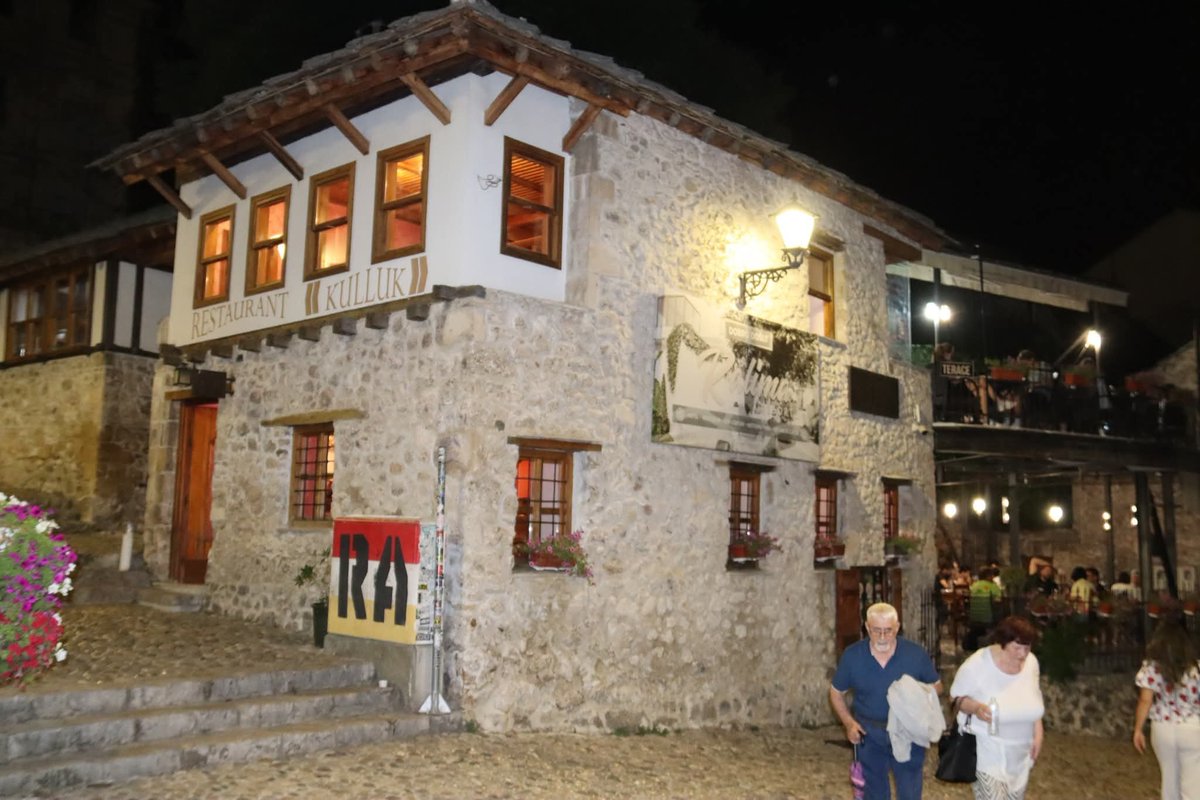 wahaot's tweet photo. Kamen, svjetlost i historija. 🏛️✨ Mostar je jednako čaroban i pod suncem i pod noćnim svjetiljkama. 🇧🇦
​#Mostar #StariMost #Hercegovina https://t.co/J6R8rwRmV4