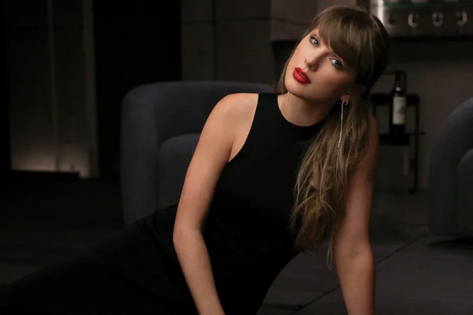 morishitarionrb's tweet photo. Taylor Swift pulled a classic move this week-announced one new song, "Patient Zero," then 24 hours later dropped The Life of a Showgirl: The Encore with four extra tracks instead. The surprise-drop era is fading everywhere, except she still runs it like nobody else. #TaylorSwift https://t.co/X0d0EDP5YB
