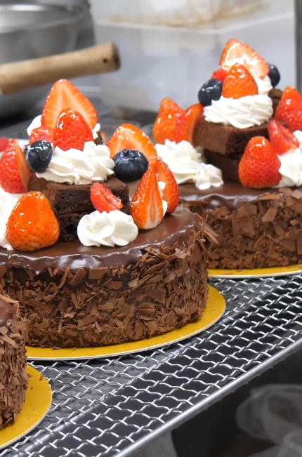 daily_dolce's tweet photo. Cakes with strawberries will always be my favourite 💗 https://t.co/vnb3CON4dl