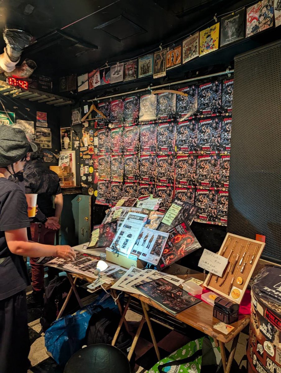thepex_'s tweet photo. the ペックス17回目のライブ、そして初の自主企画でした！
VELOASKIN & the ペックス 共同企画
「GALAXIAN EXPLOSION」
大盛況で無事、終了しました！

いやー、終わった！！
銀河の平和も守られたし、とにかく今は全部やり切った感じで、めちゃくちゃ清々しい気分です。

この日のために小説を書いて、
設定資料を作って、
フライヤーを作って、
こん棒を作って……

ライブの告知なのかSF作品を作っているのか、
途中から自分でもよく分からなくなっていましたが、なんとか全部この日に辿り着きました！そして何より、勝手に小説に出演させたことを演者に怒られなくて本当によかった！(ネハンのアッキーさんはなんで俺だけその���まなんだもっとかっこよくしろよと言っていたけど)

会場に置いていたGALAXIAN EXPLOSIONの設定資料や小説も、思っていた以上にたくさんの人が見たり持って帰ってくれていて、とっても満足！

フライヤーを謎に���頼されるというところからここまで大ごとになってしまいましたが、小説を読んでからライブを見てくれたらよりライブを楽しんでもらえたはず！

SF小説と資料は後日noteにまとめて公開します。

とにかく付き合ってくれたベロアスキンありがとうございます！

そしてこの銀河規模の大茶番に付き合ってくれたすべての皆さん！

Thank you so much!!

【GALAXIAN EXPLOSION】
2026.9.26 SAT
武蔵境STATTO

【SET LIST】
① Oi the PEX
② 馬車馬行進曲
③ 大人の対応
④ 暴力
⑤ 酩酊ブギ
⑥ 闇夜のメガホン
⑦ ロストジェネレーション
⑧ ブランドニュー・キャデラック

こん棒カウンター:22

theペックス次のライブは、
11/23(月祝)鶴見GIGS 「焼肉和公苑ROCK FES」

また現場で会いましょう！

ご安全に！！

#theペックス
#VELOASKIN
#GALAXIANEXPLOSION
#武蔵境STATTO
#TheGimlet 
#ガソリンズ
#NEHAN
#裸火BAND