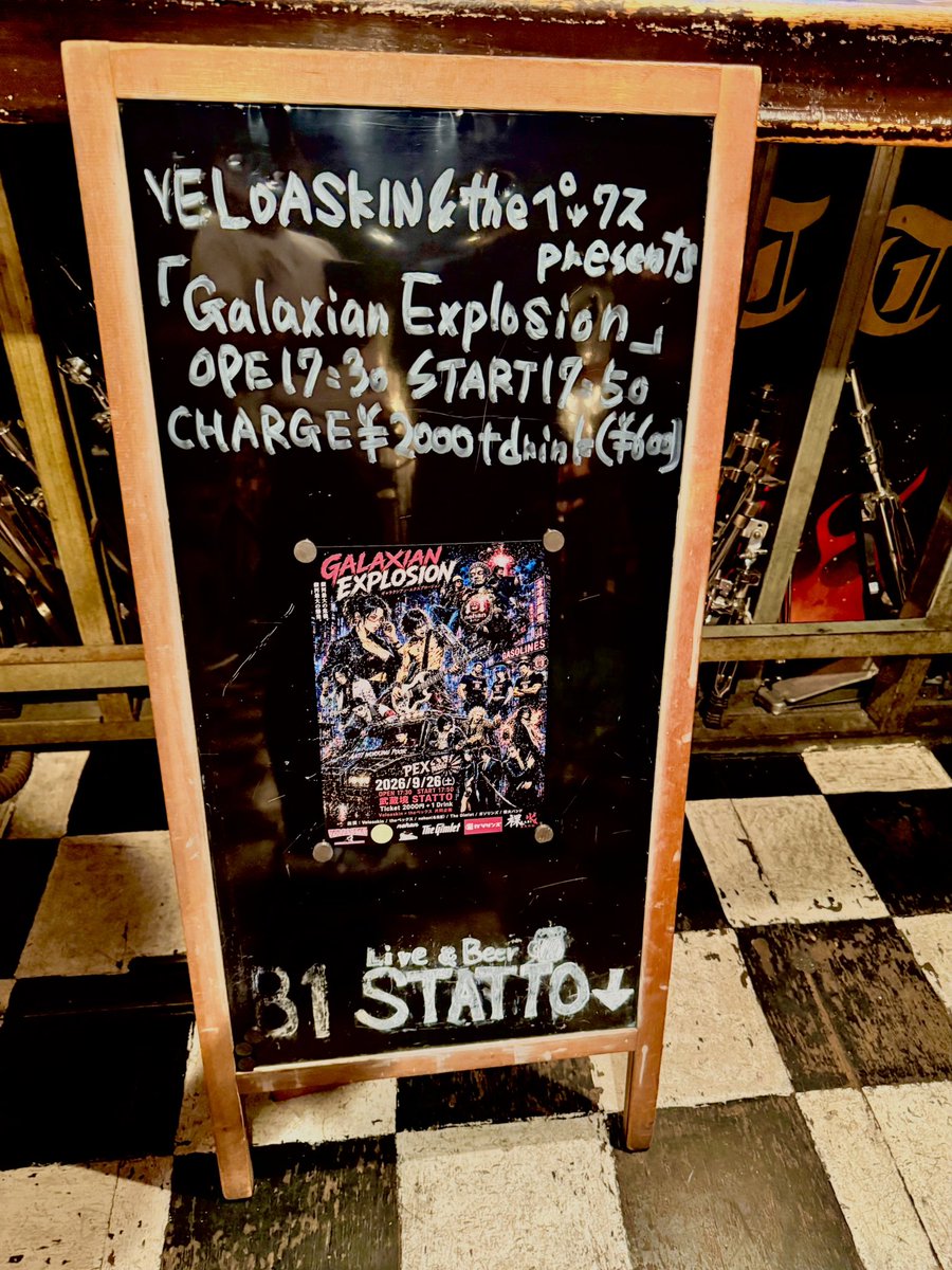thepex_'s tweet photo. the ペックス17回目のライブ、そして初の自主企画でした！
VELOASKIN & the ペックス 共同企画
「GALAXIAN EXPLOSION」
大盛況で無事、終了しました！

いやー、終わった！！
銀河の平和も守られたし、とにかく今は全部やり切った感じで、めちゃくちゃ清々しい気分です。

この日のために小説を書いて、
設定資料を作って、
フライヤーを作って、
こん棒を作って……

ライブの告知なのかSF作品を作っているのか、
途中から自分でもよく分からなくなっていましたが、なんとか全部この日に辿り着きました！そして何より、勝手に小説に出演させたことを演者に怒られなくて本当によかった！(ネハンのアッキーさんはなんで俺だけその���まなんだもっとかっこよくしろよと言っていたけど)

会場に置いていたGALAXIAN EXPLOSIONの設定資料や小説も、思っていた以上にたくさんの人が見たり持って帰ってくれていて、とっても満足！

フライヤーを謎に���頼されるというところからここまで大ごとになってしまいましたが、小説を読んでからライブを見てくれたらよりライブを楽しんでもらえたはず！

SF小説と資料は後日noteにまとめて公開します。

とにかく付き合ってくれたベロアスキンありがとうございます！

そしてこの銀河規模の大茶番に付き合ってくれたすべての皆さん！

Thank you so much!!

【GALAXIAN EXPLOSION】
2026.9.26 SAT
武蔵境STATTO

【SET LIST】
① Oi the PEX
② 馬車馬行進曲
③ 大人の対応
④ 暴力
⑤ 酩酊ブギ
⑥ 闇夜のメガホン
⑦ ロストジェネレーション
⑧ ブランドニュー・キャデラック

こん棒カウンター:22

theペックス次のライブは、
11/23(月祝)鶴見GIGS 「焼肉和公苑ROCK FES」

また現場で会いましょう！

ご安全に！！

#theペックス
#VELOASKIN
#GALAXIANEXPLOSION
#武蔵境STATTO
#TheGimlet 
#ガソリンズ
#NEHAN
#裸火BAND