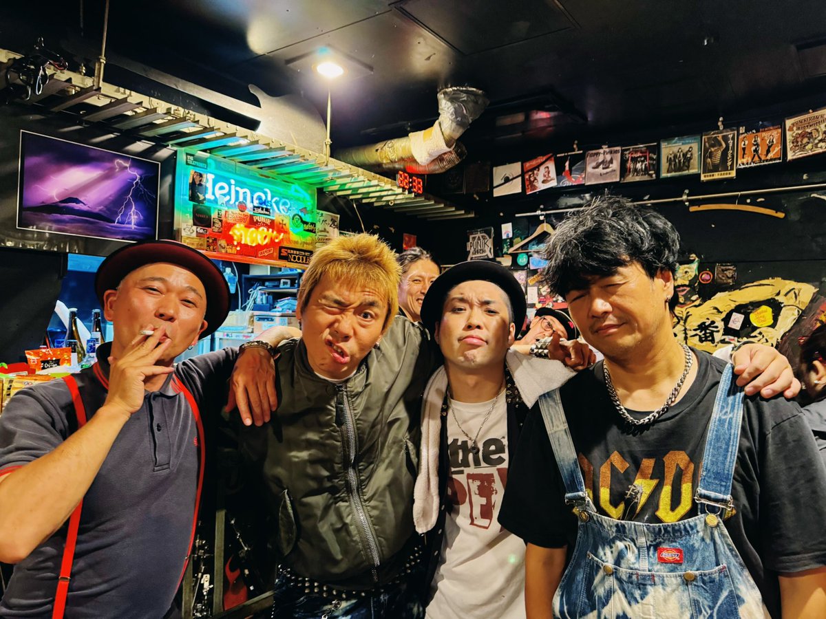 thepex_'s tweet photo. the ペックス17回目のライブ、そして初の自主企画でした！
VELOASKIN & the ペックス 共同企画
「GALAXIAN EXPLOSION」
大盛況で無事、終了しました！

いやー、終わった！！
銀河の平和も守られたし、とにかく今は全部やり切った感じで、めちゃくちゃ清々しい気分です。

この日のために小説を書いて、
設定資料を作って、
フライヤーを作って、
こん棒を作って……

ライブの告知なのかSF作品を作っているのか、
途中から自分でもよく分からなくなっていましたが、なんとか全部この日に辿り着きました！そして何より、勝手に小説に出演させたことを演者に怒られなくて本当によかった！(ネハンのアッキーさんはなんで俺だけその���まなんだもっとかっこよくしろよと言っていたけど)

会場に置いていたGALAXIAN EXPLOSIONの設定資料や小説も、思っていた以上にたくさんの人が見たり持って帰ってくれていて、とっても満足！

フライヤーを謎に���頼されるというところからここまで大ごとになってしまいましたが、小説を読んでからライブを見てくれたらよりライブを楽しんでもらえたはず！

SF小説と資料は後日noteにまとめて公開します。

とにかく付き合ってくれたベロアスキンありがとうございます！

そしてこの銀河規模の大茶番に付き合ってくれたすべての皆さん！

Thank you so much!!

【GALAXIAN EXPLOSION】
2026.9.26 SAT
武蔵境STATTO

【SET LIST】
① Oi the PEX
② 馬車馬行進曲
③ 大人の対応
④ 暴力
⑤ 酩酊ブギ
⑥ 闇夜のメガホン
⑦ ロストジェネレーション
⑧ ブランドニュー・キャデラック

こん棒カウンター:22

theペックス次のライブは、
11/23(月祝)鶴見GIGS 「焼肉和公苑ROCK FES」

また現場で会いましょう！

ご安全に！！

#theペックス
#VELOASKIN
#GALAXIANEXPLOSION
#武蔵境STATTO
#TheGimlet 
#ガソリンズ
#NEHAN
#裸火BAND