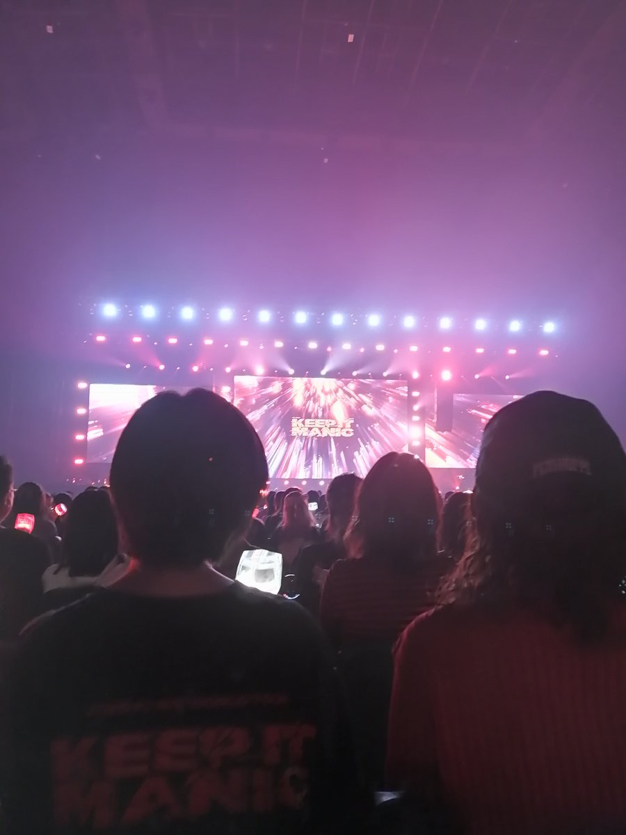8770928's tweet photo. 母とPLAVEのコンサート行ってきました‼️海外のファンの方々がたくさん自作のプレゼントを用意して下さってて、いろいろいただいたりとても楽しい思い出になりました✨ https://t.co/3vBI5s1cOQ