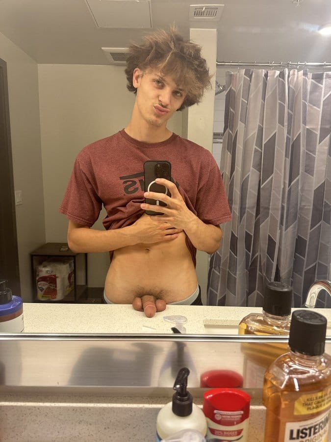 JohnSmithv61c's tweet photo. Home alone here any gay man 🧍‍♂️ https://t.co/zRobQHz8qJ