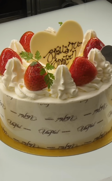daily_dolce's tweet photo. Cakes with strawberries will always be my favourite 💗 https://t.co/vnb3CON4dl