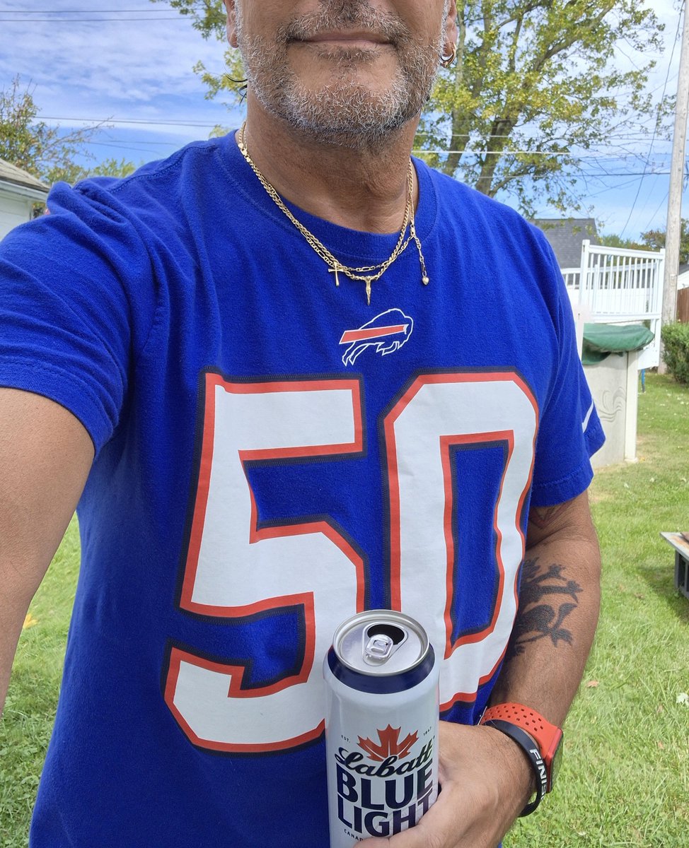 now_winning's tweet photo. Football Sunday in da 716 ☀️😃!! #LFGBABY👊 #DemJerseys🤔
Cheers 🍻🥨 ~ Go Bills🏈 !!
Enjoy them #Sundayvibes https://t.co/ZLXjGE2uPl