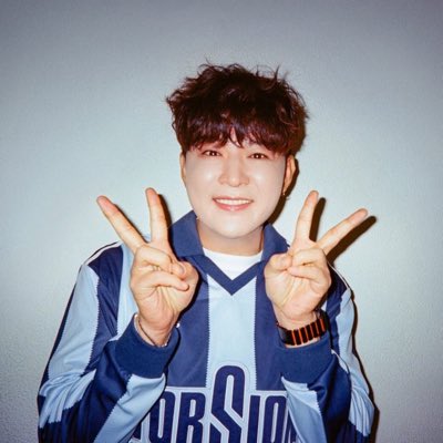 Xingqiubaobei's tweet photo. Happy Birthday @ShinsFriends oppa 🎂💙 https://t.co/Zd5D54p8L2