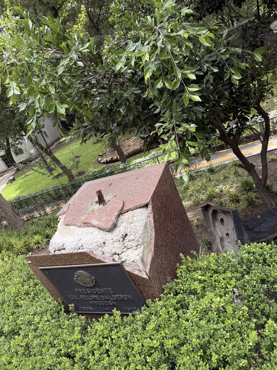 carelety's tweet photo. Más de un año después, la estatua de @FelipeCalderon sigue en el suelo de Los Pinos. 

Ya se ha informado que la razón es que se está revisando y atendiendo el arbolado del complejo antes de volver a colocarla. 

La pregunta inevitable es: ¿cuánto tiempo necesita una revisión de árboles?

Estas fotos las tomé hoy.

#LosPinos #FelipeCalderón #México