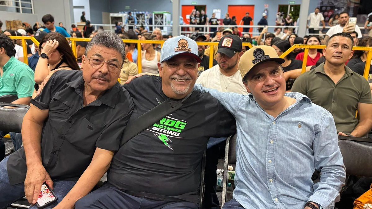 GildardoReal's tweet photo. Sábado de box, familia y amigos. 🥊

Gran ambiente en la Noche de Poder VII, en el gimnasio de la Nacameri. Mucho talento joven y gusto en saludar a la campeona Camila Zamorano y a @santa_fe_klan_. 

El deporte también es una forma de #DefenderLaH. 💪🏼

#LaHNosUne #DefendamosLaH https://t.co/qZreWdqlVf