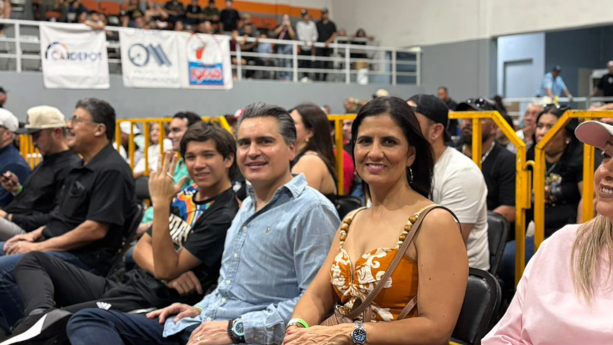 GildardoReal's tweet photo. Sábado de box, familia y amigos. 🥊

Gran ambiente en la Noche de Poder VII, en el gimnasio de la Nacameri. Mucho talento joven y gusto en saludar a la campeona Camila Zamorano y a @santa_fe_klan_. 

El deporte también es una forma de #DefenderLaH. 💪🏼

#LaHNosUne #DefendamosLaH https://t.co/qZreWdqlVf