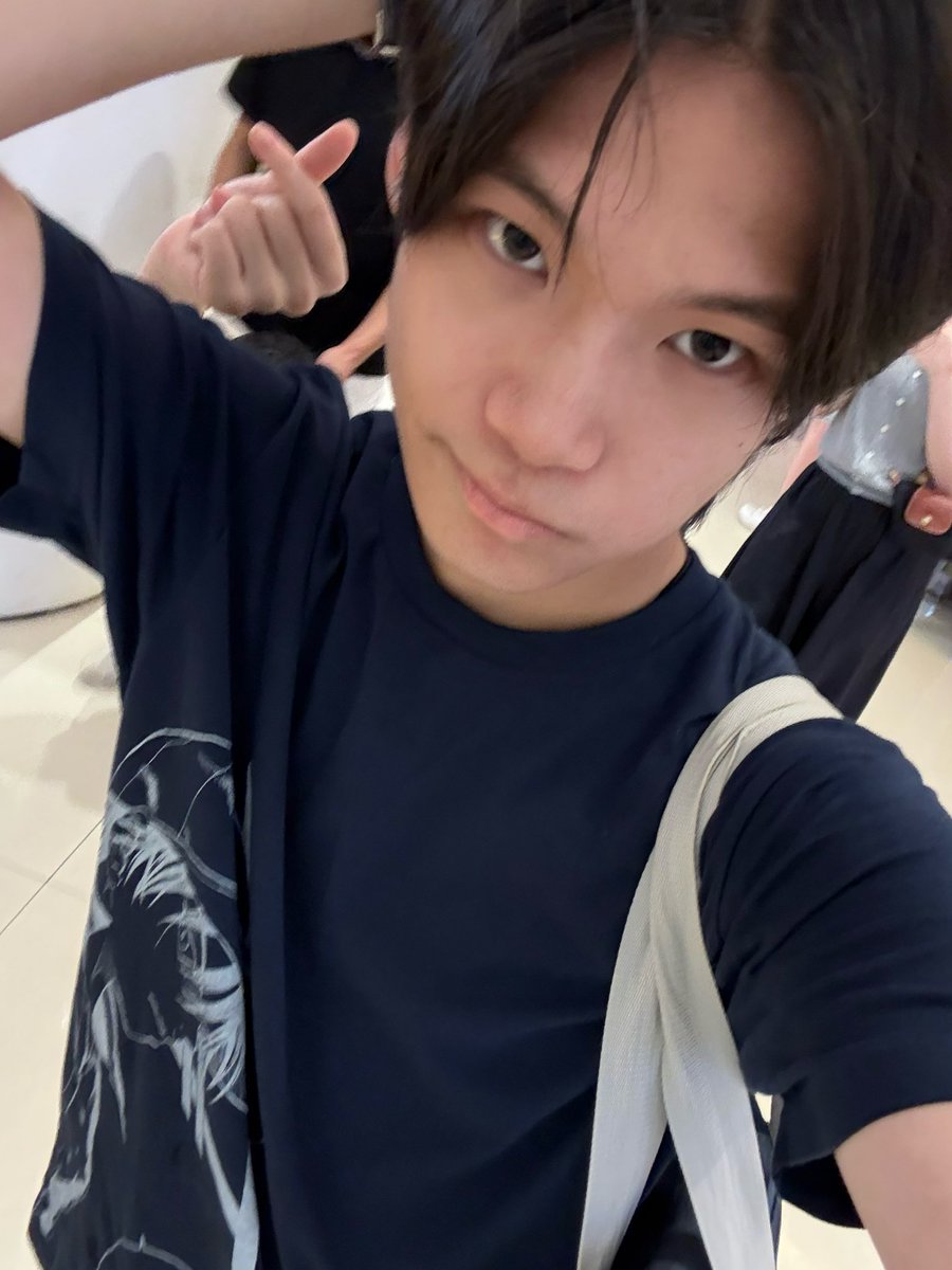 ToMiE4k's tweet photo. jump50周年Tシャツ！
&amp;
友達と一緒に鍋を食べた^ ^
#日常垢さんと繋がりたい #日常写真 #友達募集中 #大学生と繋がりたい #高校生と繋がりたい #自撮り界隈 ＃雰囲気 https://t.co/fG8uQNvBs6