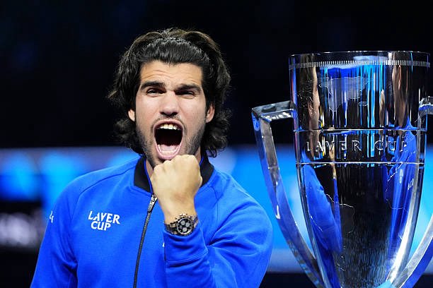 jmgmoron's tweet photo. Carlos Alcaraz en la Laver Cup 2026:

🔹 Se ha llevado un cheque de 1,25M de euros por 3 días de trabajo
🔹 Ha comido junto a Federer
🔹 Se ha puesto hasta las botas de comida sin pagar nada
🔹 Casi le da un cachete en el culo a Federer
🔹 Se ha hartado de reír junto a su equipo
🔹Este domingo se va a pegar una buena fiesta en Londres
🔹 Se ha llevado cumplidos de Agassi, Federer y Murray
🔹 Le ha levantado dos match points a Fritz
🔹 Zverev le ha hecho una coleta en el pelo
🔹 Ha imitado a James Bond

Fin de semana soñado.