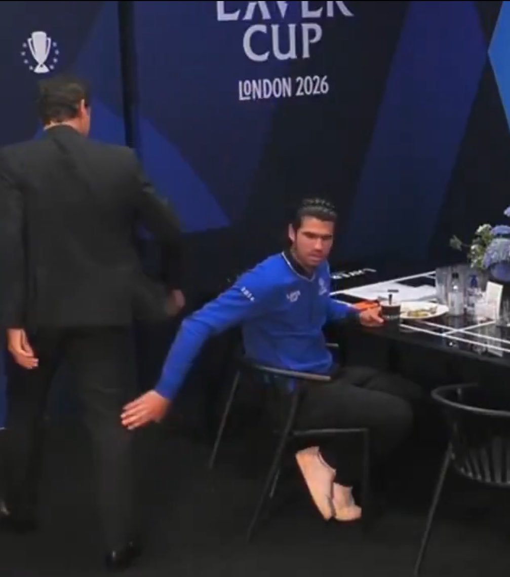 jmgmoron's tweet photo. Carlos Alcaraz en la Laver Cup 2026:

🔹 Se ha llevado un cheque de 1,25M de euros por 3 días de trabajo
🔹 Ha comido junto a Federer
🔹 Se ha puesto hasta las botas de comida sin pagar nada
🔹 Casi le da un cachete en el culo a Federer
🔹 Se ha hartado de reír junto a su equipo
🔹Este domingo se va a pegar una buena fiesta en Londres
🔹 Se ha llevado cumplidos de Agassi, Federer y Murray
🔹 Le ha levantado dos match points a Fritz
🔹 Zverev le ha hecho una coleta en el pelo
🔹 Ha imitado a James Bond

Fin de semana soñado.