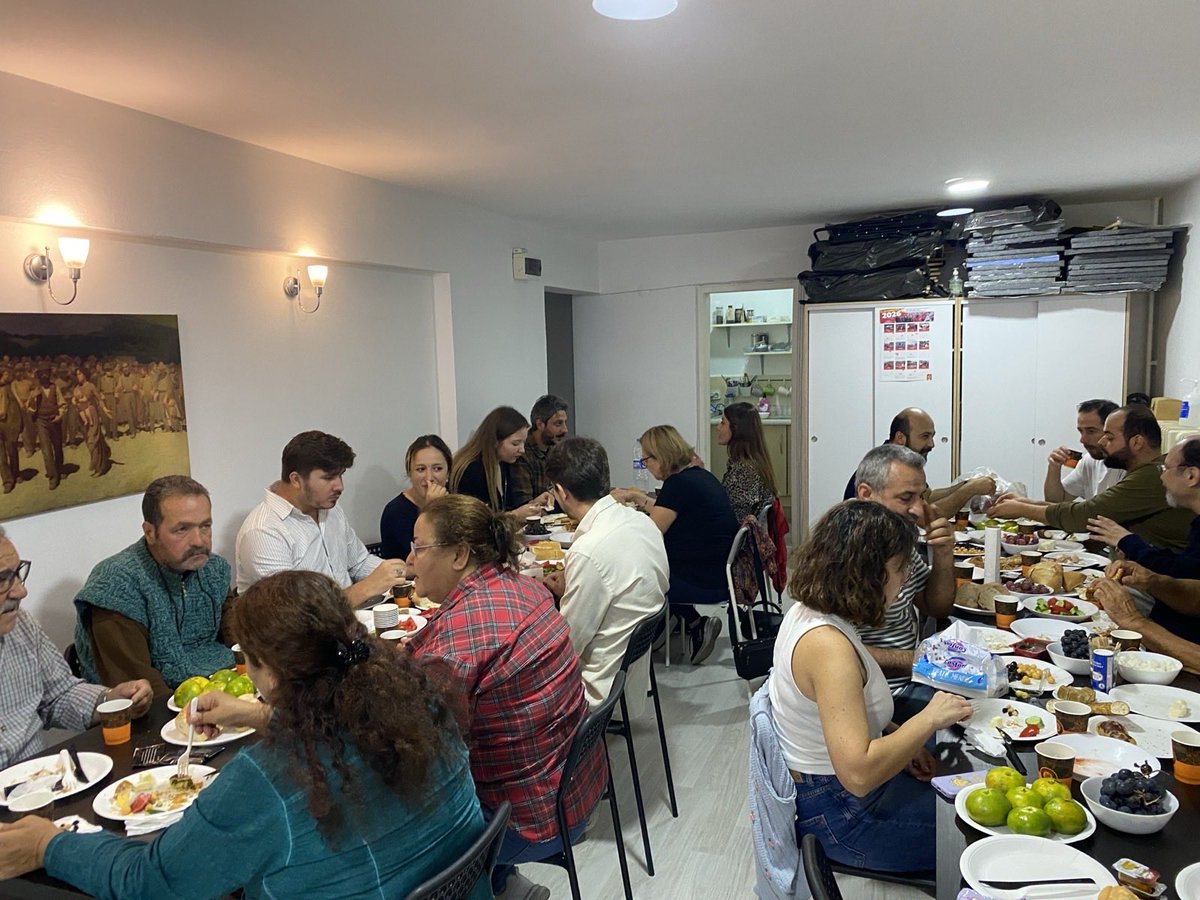 dip_org_tr's tweet photo. 📍İzmir

🗞️ Gerçek gazetesinin kahvaltılı okur toplantısında bir araya geldik. Gazetemizin Eylül sayısının sunumunu yapan yoldaşımızın konuşmasının ardından söz alan katılımcılar işyerlerindeki ve memleketteki sorunlardan bahsetti. Çözüm yollarını hep beraber tartıştık. İş, aş ve hürriyet için örgütlü mücadelenin öneminin altını çizdik.

☀️Aynı zamanda Eylül ayı içinde Aliağa’da Smart Solar işçilerinin zaferiyle sonuçlanan işgal, grev, direniş mücadelesini konuştuk, tüm emekçileri bu mücadeleyi sahiplenmeye ve yeni zaferler için örgütlenmeye davet ettik.