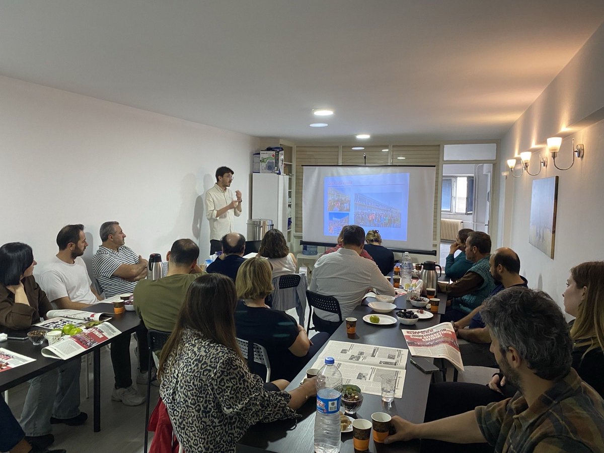 dip_org_tr's tweet photo. 📍İzmir

🗞️ Gerçek gazetesinin kahvaltılı okur toplantısında bir araya geldik. Gazetemizin Eylül sayısının sunumunu yapan yoldaşımızın konuşmasının ardından söz alan katılımcılar işyerlerindeki ve memleketteki sorunlardan bahsetti. Çözüm yollarını hep beraber tartıştık. İş, aş ve hürriyet için örgütlü mücadelenin öneminin altını çizdik.

☀️Aynı zamanda Eylül ayı içinde Aliağa’da Smart Solar işçilerinin zaferiyle sonuçlanan işgal, grev, direniş mücadelesini konuştuk, tüm emekçileri bu mücadeleyi sahiplenmeye ve yeni zaferler için örgütlenmeye davet ettik.