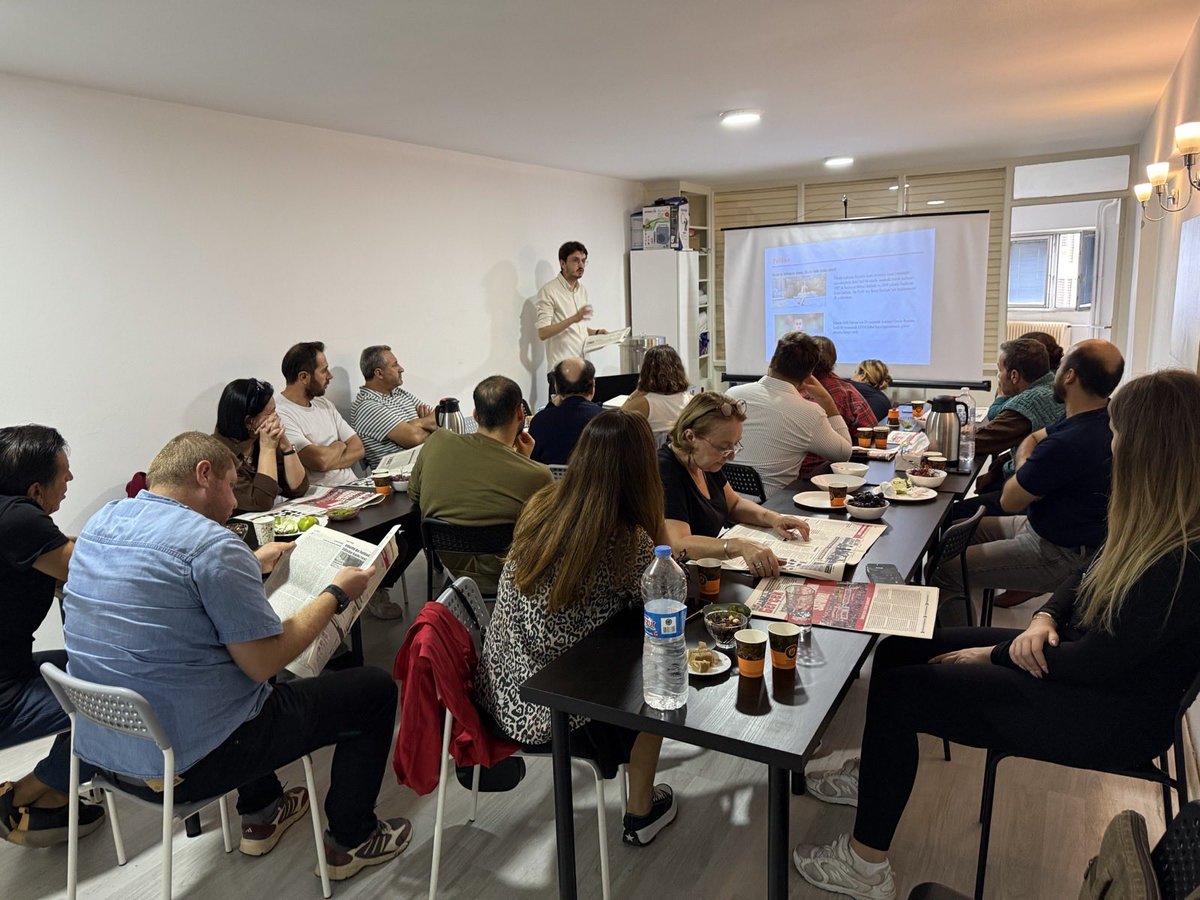 dip_org_tr's tweet photo. 📍İzmir

🗞️ Gerçek gazetesinin kahvaltılı okur toplantısında bir araya geldik. Gazetemizin Eylül sayısının sunumunu yapan yoldaşımızın konuşmasının ardından söz alan katılımcılar işyerlerindeki ve memleketteki sorunlardan bahsetti. Çözüm yollarını hep beraber tartıştık. İş, aş ve hürriyet için örgütlü mücadelenin öneminin altını çizdik.

☀️Aynı zamanda Eylül ayı içinde Aliağa’da Smart Solar işçilerinin zaferiyle sonuçlanan işgal, grev, direniş mücadelesini konuştuk, tüm emekçileri bu mücadeleyi sahiplenmeye ve yeni zaferler için örgütlenmeye davet ettik.